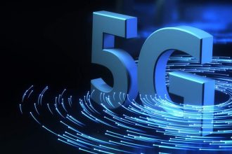 Here are 3 to 5 paragraphs under the heading "نوآوری در شبکه‌های 5G: دستاورد جدید سامسونگ و کوالکام": --- در زمینه فناوری‌های ارتباطی، پیشرفت‌های چشمگیری در مدت اخیر اتفاق افتاده است و یکی از قابل توجه‌ترین این پیشرفت‌ها، افزایش 20 درصدی سرعت شبکه‌های 5G توسط سامسونگ و کوالکام می‌باشد. این دستاورد با به کارگیری مودم Snapdragon X75 و فناوری Samsung 5G vRAN به انجام رسیده، که بر روی فرکانس‌های 2.1 گیگاهرتز (FDD) و 3.5 گیگاهرتز (TDD) عملیاتی شده است. با این پیشرفت، سرعت انتقال داده‌ها به 485 مگابیت در ثانیه در پهنای باند 20 مگاهرتز رسیده، که نشان دهنده بهبود قابل توجهی در کارایی شبکه است. مهم‌ترین فاکتور در این افزایش سرعت، استفاده از تکنولوژی 1024 QAM می‌باشد. این تکنولوژی به انتقال داده‌ها با دقت و سرعت بیشتری امکان‌پذیر می‌سازد، زیرا توانایی حمل بیشتر داده در هر سیگنال را فراهم می‌آورد. بنابراین، با افزایش تعداد بیت‌های قابل ارسال در هر سیمبل، سرعت‌های دانلود و آپلود در شبکه‌های 5G به طور محسوسی بهبود یافته‌اند. این امر می‌تواند تأثیر بسزایی در کاربردهای مختلف نظیر پخش ویدئو با کیفیت بالا، بازی‌های آنلاین و اینترنت اشیاء داشته باشد. علاوه بر افزایش سرعت، این پروژه نشان دهنده توانایی سامسونگ و کوالکام در پیاده‌سازی فناوری‌های نوین در شبکه‌های واقعی است. این دو شرکت نشان داده‌اند که می‌توانند با همکاری و ترکیب دانش فنی خود، مرزهای فناوری 5G را جابجا کنند. این دستاورد، نه تنها برای تکنولوژی‌های موجود مفید است، بلکه زمینه‌ساز پیشرفت‌های بعدی در شبکه‌های 6G نیز خواهد بود. در نهایت، این پیشرفت‌ها نه تنها در ارتباطات موبایلی، بلکه در کلیه صنایع وابسته به انتقال داده‌های سریع و قابل ا عتماد تأثیر می‌گذارد. شرکت‌هایی مانند سامسونگ و کوالکام با ادامه تحقیقات و توسعه در این زمینه، می‌توانند اطمینان حاصل کنند که زیرساخت‌های ارتباطی جهان با نیازهای روز افزون کاربران و صنایع همگام باشد. این پیشرفت‌ها قدم‌های بزرگی به سوی آینده‌ای هوشمندتر و متصل‌تر هستند که در آن داده‌ها به سرعت و بی‌وقفه جریان می‌یابند.