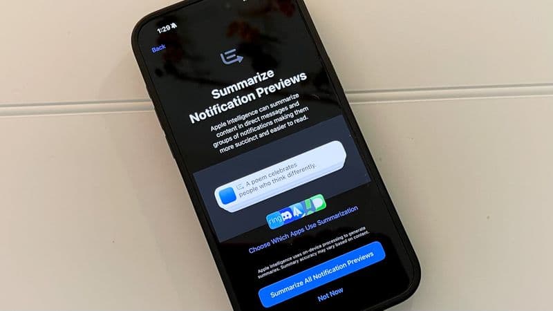 اپل به‌دلیل خطاهای هوش مصنوعی، قابلیت خلاصه‌کردن اخبار را موقتاً غیرفعال کرد
