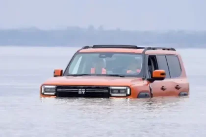 عبور شگفتانگیز شاسی بلند چری از رودخانه