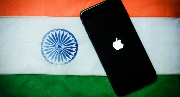 نصب اجباری نرم‌افزار دولتی روی آیفون