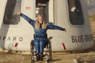 فضانورد ویلچرنشین